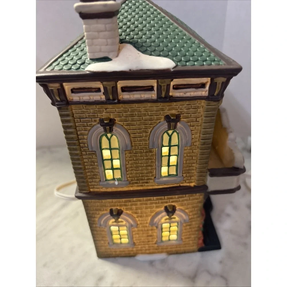Heartland‎ Valley Village Theater Christmas Deluxe Porcelain Lighted House Works
